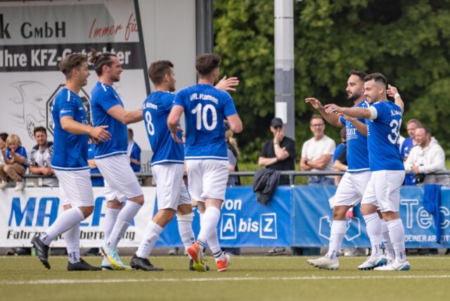 Spieler des VfL Kamen jubeln.