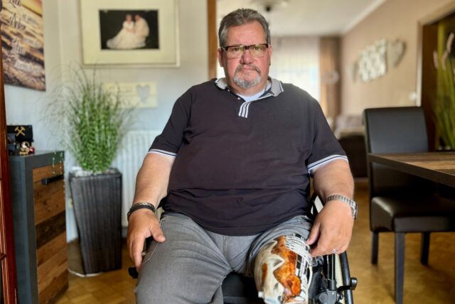Dirk Grothausmann sitzt in seinem Wohnzimmer.
