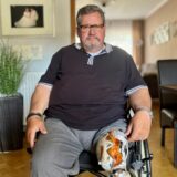 Dirk Grothausmann sitzt in seinem Wohnzimmer.
