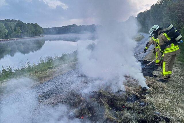 Böschungsbrand am Ufer des Dortmund-Ems-Kanals.