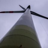 Ein Windrad, von unten zum Rotor hinauf fotografiert.