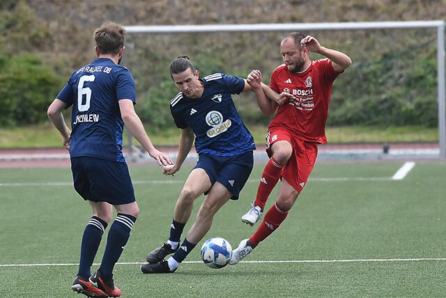 Derbytime in der Kreisliga B: Der VfR Rauxel (blaue Trikots) empfing den SC Victoria Ickern.