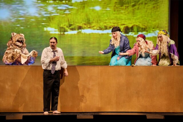 So einen niedlichen Bären jagt man doch nicht: Siegfried (Daniel Frank) mit dem Bären zu Besuch bei den Rheintöchtern (Sooyeon Lee, Tanja Christine Kuhn, Ruth Katharina Peeck)