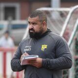 Aykut Hezer schreibt etwas auf.