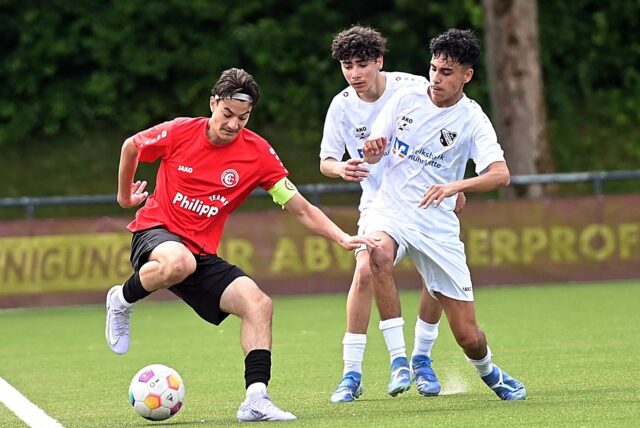 U17-Kapitän Saruhan Talha Balci (l.) im Duell mit Mert Derdiyok und Efe Talha Isik.