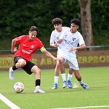 U17-Kapitän Saruhan Talha Balci (l.) im Duell mit Mert Derdiyok und Efe Talha Isik.