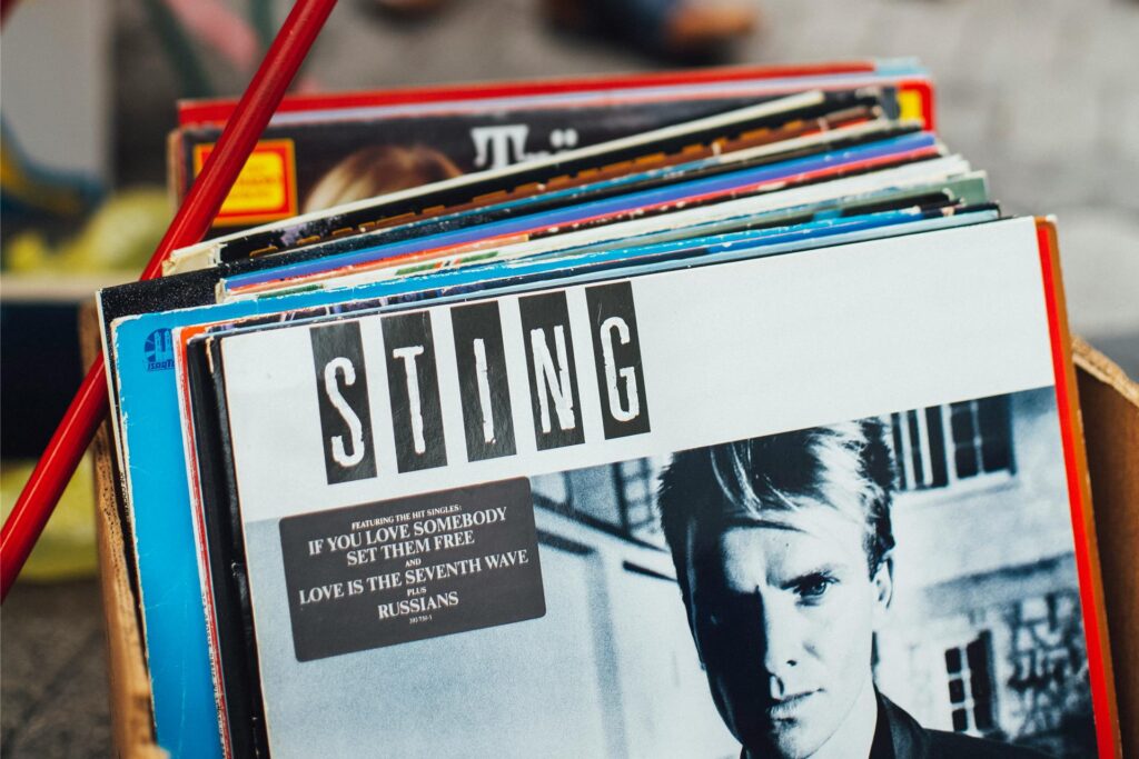 Auf einem Trödelmarkt-Stand stehen Kisten mit verschiedenen gebrauchten Schallplatten Auf einem Trödelmarkt-Stand stehen Kisten mit verschiedenen gebrauchten Schallplatten