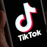 Auf einem Smartphone wird das Logo der Plattform TikTok angezeigt.