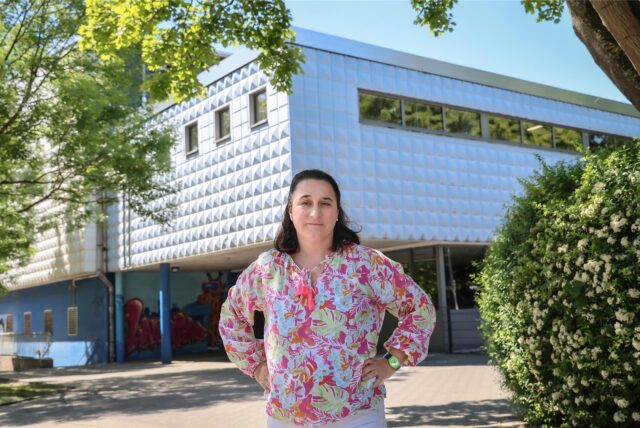 Die Dortmunderin Franziska Wenzel steht vor dem geschlossenen Hallenbad Hombruch.