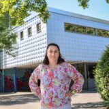 Die Dortmunderin Franziska Wenzel steht vor dem geschlossenen Hallenbad Hombruch.