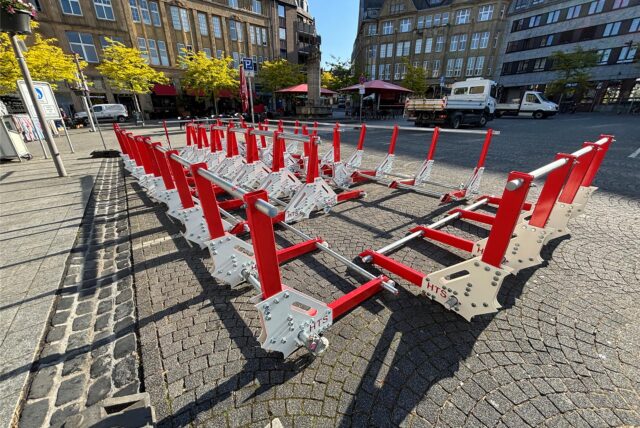 All diese Trucksperren waren bei der Castroper Frühjahrskirmes 2025 im Einsatz. Danach standen sie gesammelt auf dem Marktplatz und wurden ein paar Tage später beim Nightshopping erneut eingesetzt. Wer bezahlt künftig dieser Sicherheitsmaßnahmen?