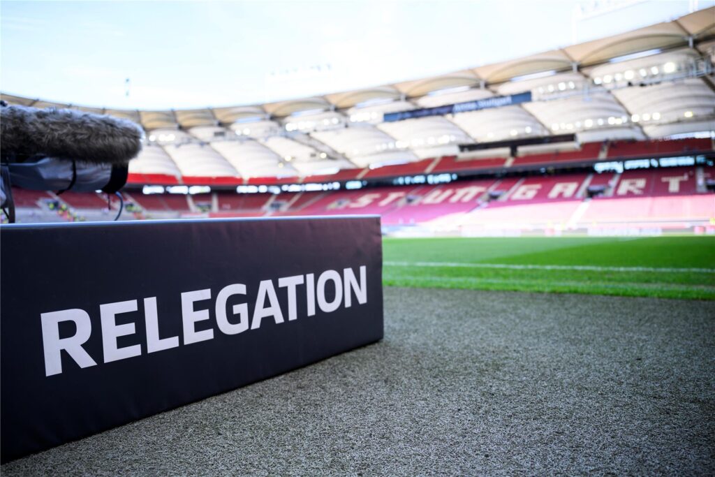 Eine TV-Kamera steht vor der Relegation zur Bundesliga am Spielfeldrand.