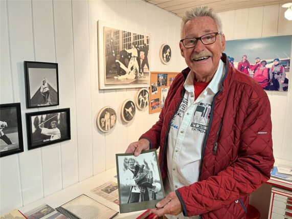 Ansicht von Jürgen Burstedde in seinem Haus in Waltrop. Er zeigt ein Foto von ihm als junger Mann neben einem Pferd.