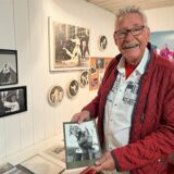 Ansicht von Jürgen Burstedde in seinem Haus in Waltrop. Er zeigt ein Foto von ihm als junger Mann neben einem Pferd.