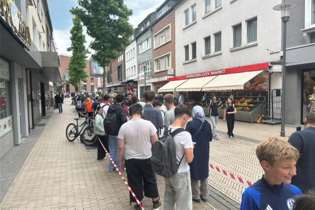 Schlange vor dem Haus des Döners