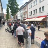 Schlange vor dem Haus des Döners