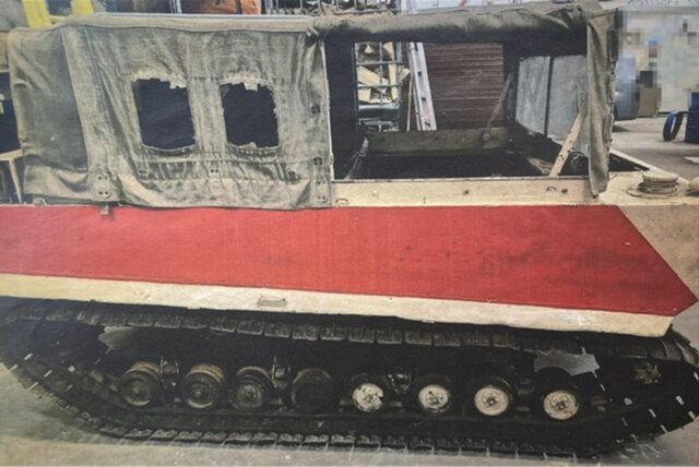 Das Kettenfahrzeug aus dem Zweiten Weltkrieg.