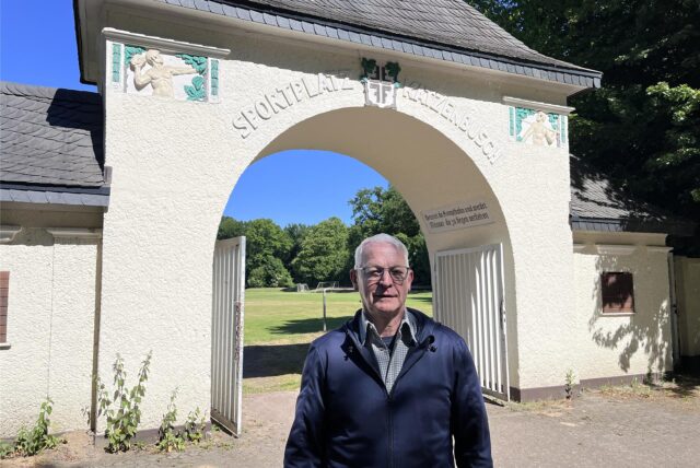 Norbert van Gemmern vor dem historischen Torbogen am Sportplatz Katzenbusch im Volkspark Herten.