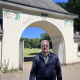Norbert van Gemmern vor dem historischen Torbogen am Sportplatz Katzenbusch im Volkspark Herten.