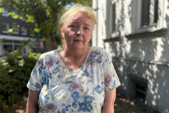 Heike Rumpf aus der Selbsthilfegruppe Spaß trotz Schmerz vor einem Gebäude der Diakonie.