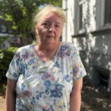 Heike Rumpf aus der Selbsthilfegruppe Spaß trotz Schmerz vor einem Gebäude der Diakonie.
