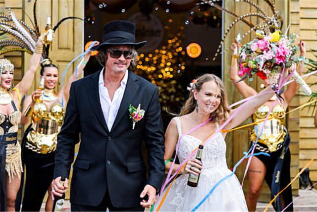 Esther und Martin aus Siegburg nach ihrer standesamtlichen Trauung beim Parookaville-Festival.