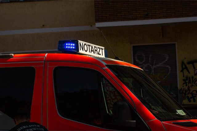 Ein Rettungswagen steht an einem Einsatzort.