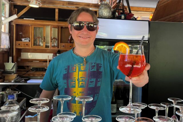 Thies Lünenbürger bereitet im Biergarten am Festspielzelt in Recklinghausen einen Aperol Spritz zu.