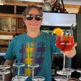 Thies Lünenbürger bereitet im Biergarten am Festspielzelt in Recklinghausen einen Aperol Spritz zu.