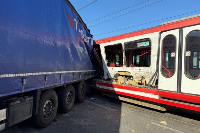Auf der Evinger Straße in Dortmund hat es am Dienstag (13.05.2025) einen Unfall gegeben, an dem ein Lkw und zwei Stadtbahnen beteiligt waren. Es war einer von 4 Stadtbahnunfällen innerhalb von 7 Tagen.