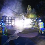 Die Feuerwehr löscht ein brennendes Gartenhaus.