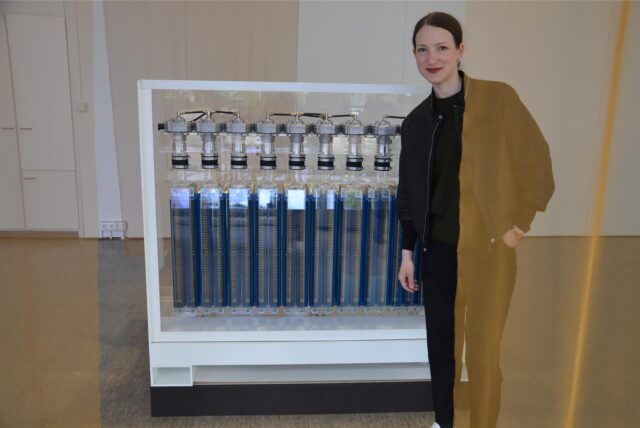 Nathalie Brum vor dem Entstauber, einer Entlüftungsanlage für den Bergbau. Sie steht im Skulpturenmuseum Marl in dessen Übergangsquartier in Marl-Hüls.