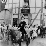 Historisches Foto aus Horneburg: Ein Mann reitet an Menschen vorbei.