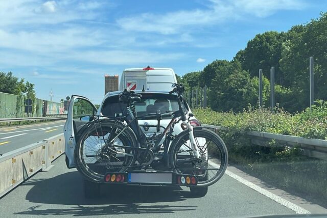Auf der A52 sind Baustellenschäden entstanden. Hier wird der Verkehr jetzt einspurig durch die Baustelle Richtung Marl-Nord geführt. Es gilt Tempo 80. Das Tempo-80-Schild ist zu sehen.