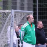 Andre Hellerberg steht an der Seitenlinie.