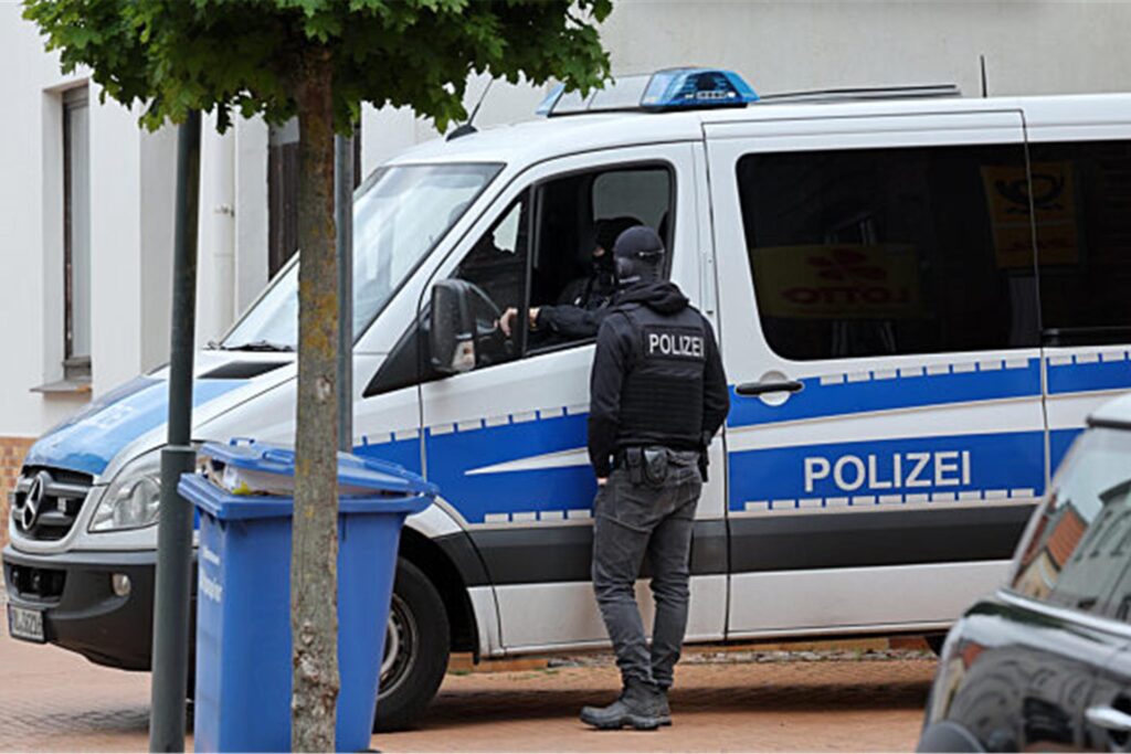 Polizei durchsucht Räume im Gebäude Polizei durchsucht Räume im Gebäude