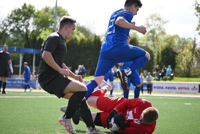 Zweikampf um den Ball beim Spiel TuS Sythen gegen BVH Dorsten