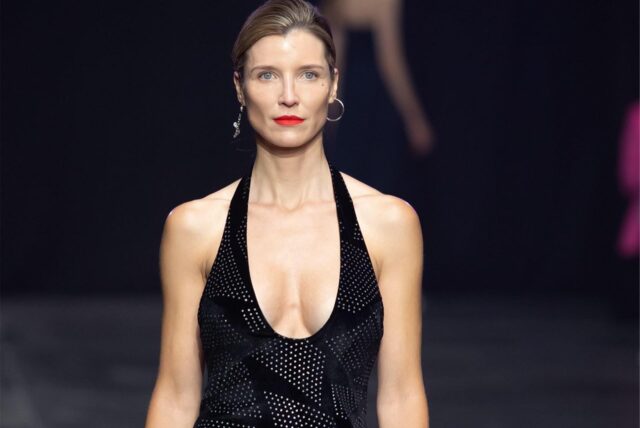Model Stella aus Dortmund auf dem Laufsteg von Kilian Kerner Berlin im Rahmen der Fashion Week 2024