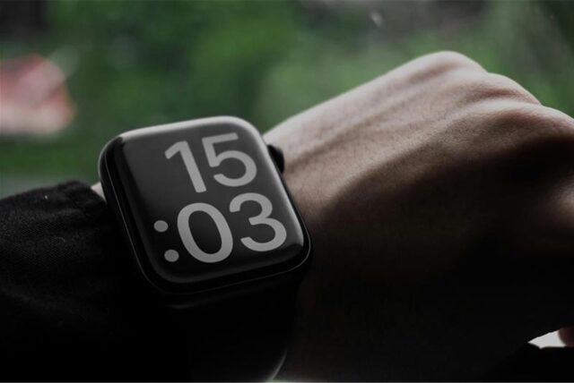 Auf dem Display einer Apple Watch Series 10 am Handgelenk einer Person ist die Uhrzeit 15:30 Uhr zu lesen.