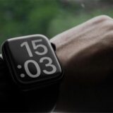 Auf dem Display einer Apple Watch Series 10 am Handgelenk einer Person ist die Uhrzeit 15:30 Uhr zu lesen.