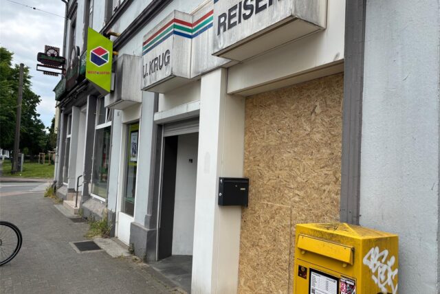 Außenansicht eines Lotto-Geschäftes an der Dortmunder Straße in Recklinghausen. Eines der Fenster ist mit einer Spanplatte ausgefüllt.