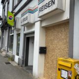 Außenansicht eines Lotto-Geschäftes an der Dortmunder Straße in Recklinghausen. Eines der Fenster ist mit einer Spanplatte ausgefüllt.