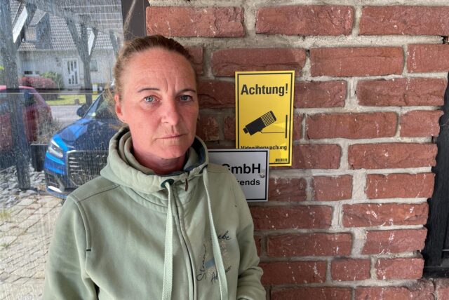Alexandra Vasiliou in der Einfahrt ihres kameraüberwachten Hauses in Dortmund.