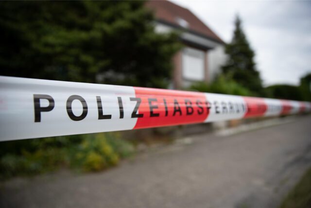 Ein Polizeiabsperrband ist vor einem Haus zu sehen.