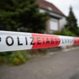 Ein Polizeiabsperrband ist vor einem Haus zu sehen.