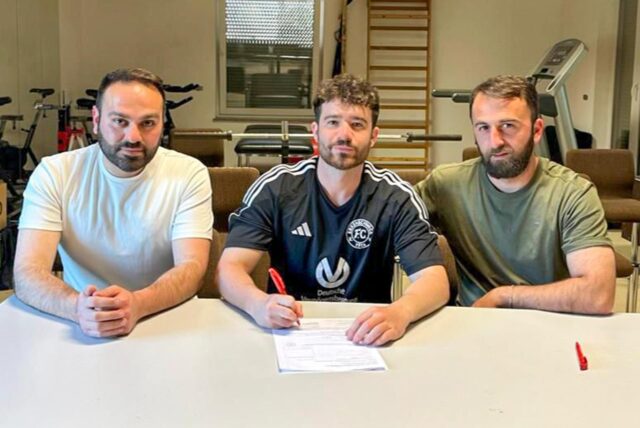 Berkan Ay (M.), hier mit Musa Acmali (l.) und Kamil Cihan, hat beim FC 26 unterschrieben.