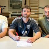 Berkan Ay (M.), hier mit Musa Acmali (l.) und Kamil Cihan, hat beim FC 26 unterschrieben.