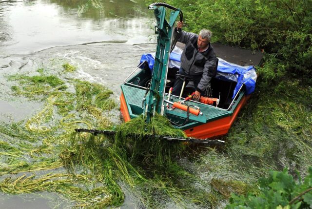Mähboot auf einem Fluss.