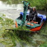 Mähboot auf einem Fluss.