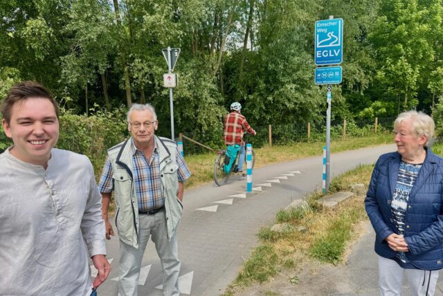 Tobias Holz und Günther und Doris Schmand (v.l.) vor der Einmündung des Emscherwegs in Schüren.